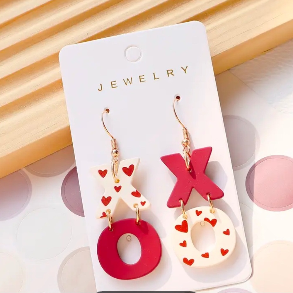 NIP XOXO 😘 LOVE ❤️ Women’s dangling earring! NIB